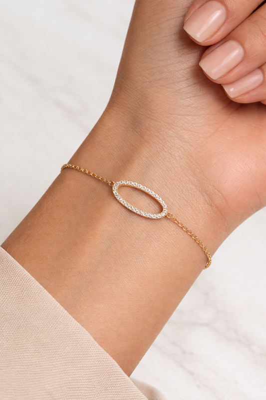 Bracelet doré porté au poignet avec pendentif ovale pavé de zircons en acier inoxydable - bijou femme | Fofa & Lilou Maroc
