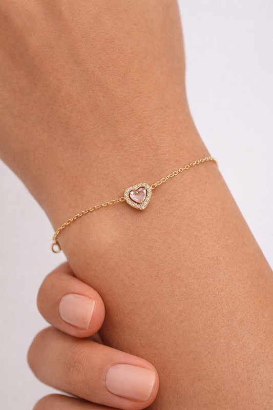 Bracelet chaîne dorée pendentif cœur halo zircons rose porté au poignet en acier inoxydable - bijou femme romantique | Fofa & Lilou Maroc