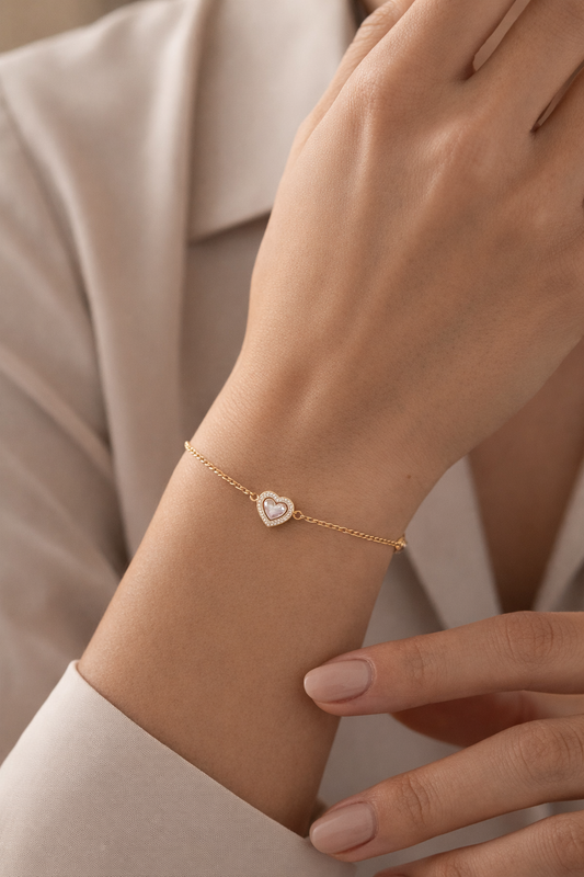 Bracelet chaîne dorée pendentif cœur halo zircons rose porté au poignet en acier inoxydable - bijou femme romantique | Fofa & Lilou Maroc
