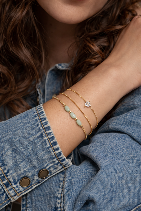 Bracelet doré trio de pierres jade bleues porté au poignet en acier inoxydable - bijou femme tendance | Fofa & Lilou Maroc