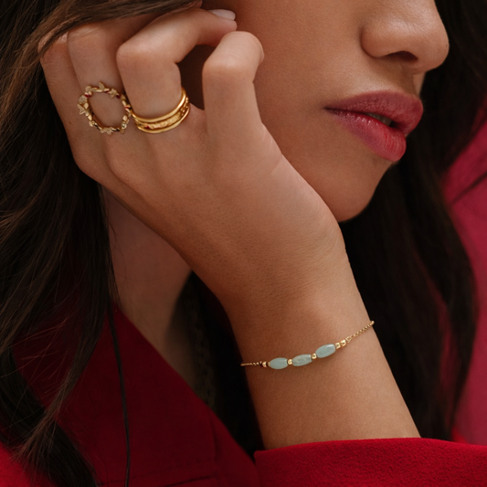 Bracelet doré trio de pierres jade bleues porté au poignet en acier inoxydable - bijou femme tendance | Fofa & Lilou Maroc