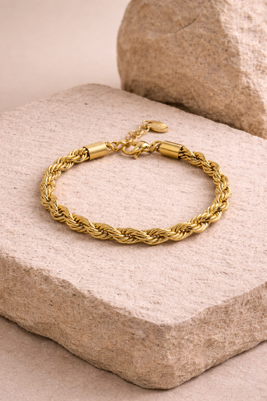 Bracelet chaîne torsadée épaisse dorée avec breloque ronde porté au poignet en acier inoxydable - bijou femme tendance | Fofa & Lilou Maroc
