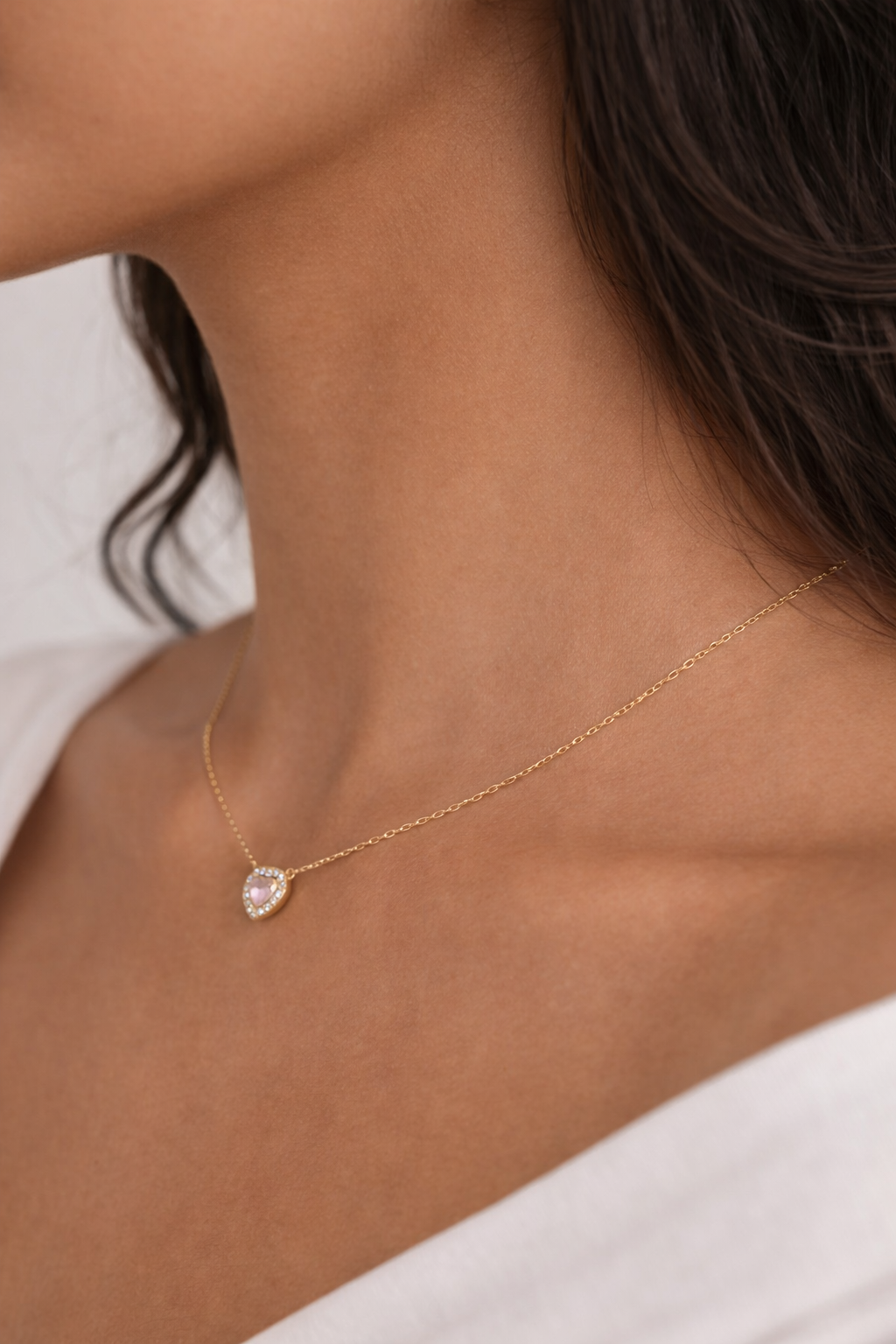 Collier chaîne fine dorée pendentif cœur halo zircons rose porté au cou en acier inoxydable - bijou femme délicat | Fofa & Lilou Maroc