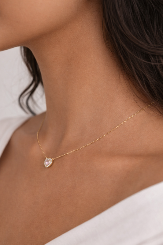 Collier chaîne fine dorée pendentif cœur halo zircons rose porté au cou en acier inoxydable - bijou femme délicat | Fofa & Lilou Maroc