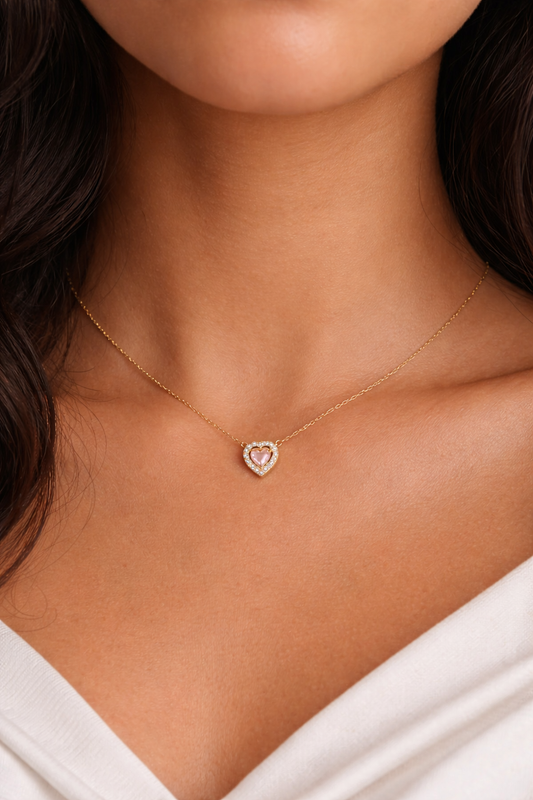 Collier chaîne fine dorée pendentif cœur halo zircons rose porté au cou en acier inoxydable - bijou femme délicat | Fofa & Lilou Maroc
