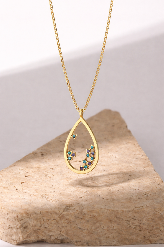 Collier pendentif goutte ajourée zircones bleues et violettes constellation chaîne fine dorée en acier inoxydable 316L - bijou femme unique | Fofa & Lilou Maroc