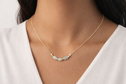 Collier chaîne dorée trio de pierres jade bleu ciel porté au cou en acier inoxydable - bijou femme bohème | Fofa & Lilou Maroc