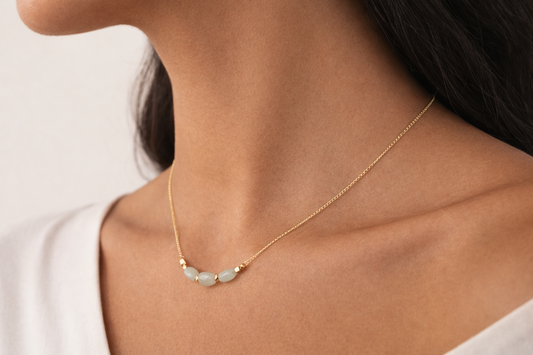 Collier chaîne dorée trio de pierres jade bleu ciel porté au cou en acier inoxydable - bijou femme bohème | Fofa & Lilou Maroc