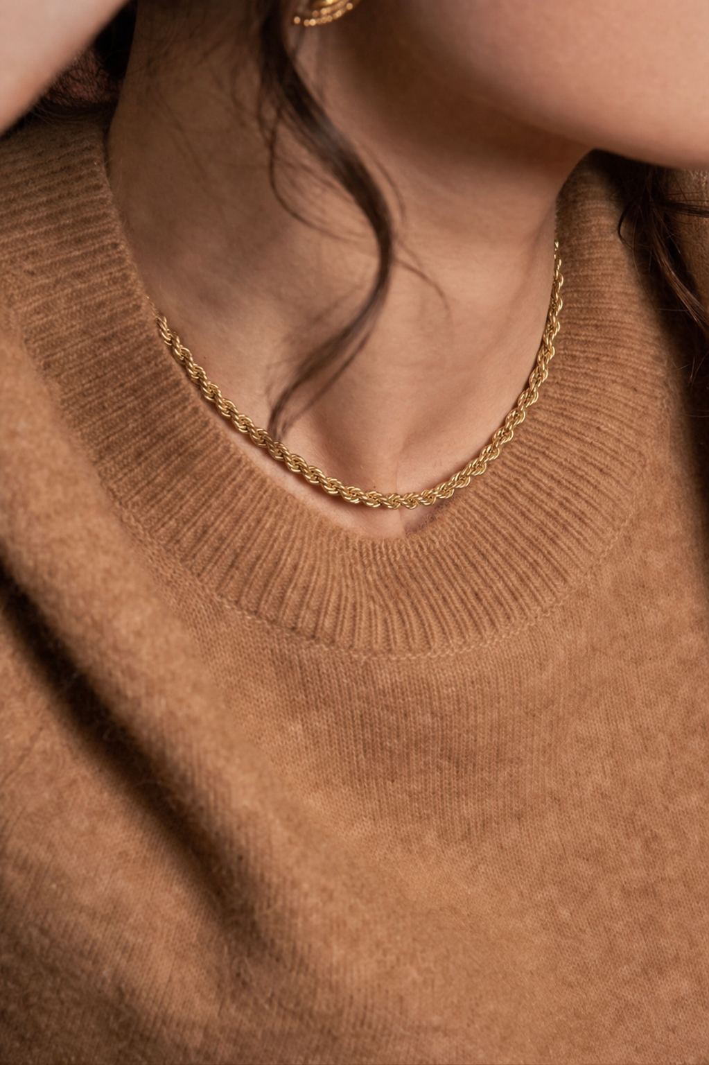 Collier chaîne torsadée dorée style rope porté au cou en acier inoxydable - bijou femme tendance | Fofa & Lilou Maroc