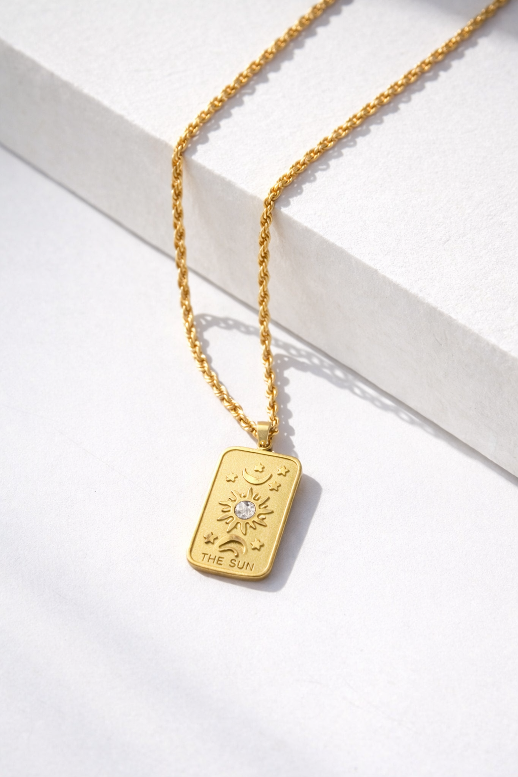Collier tarot The Sun pendentif plaque dorée gravée chaîne torsadée en acier inoxydable - bijou femme mystique | Fofa & Lilou Maroc