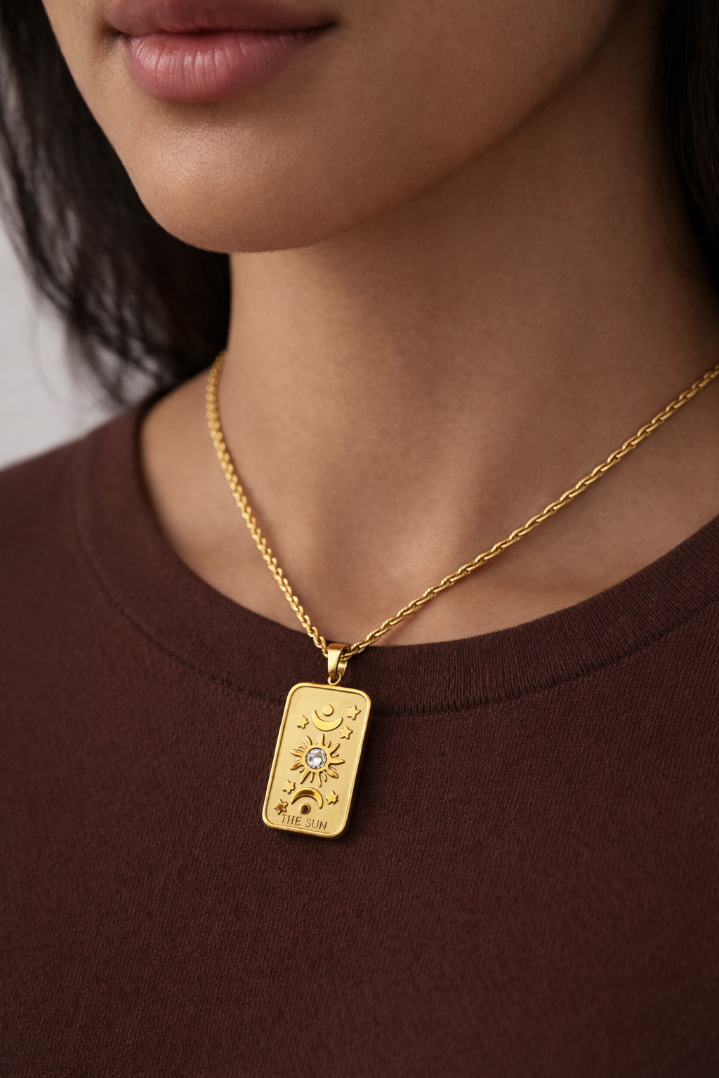 Collier tarot The Sun pendentif plaque dorée gravée chaîne torsadée en acier inoxydable - bijou femme mystique | Fofa & Lilou Maroc