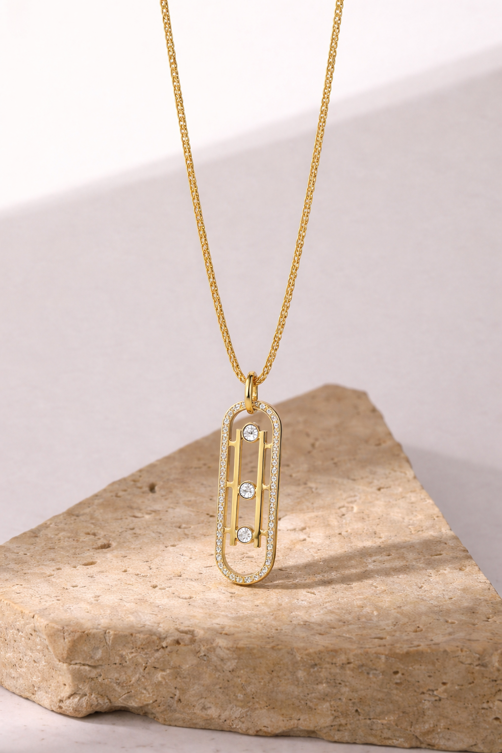 Sautoir double chaîne dorée pendentif oblong pavé cristaux blancs en acier inoxydable 316L - long collier femme élégant | Fofa & Lilou Maroc